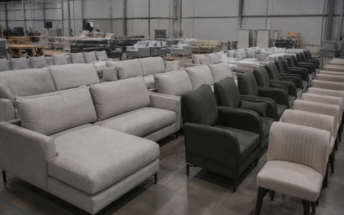 Sofás e poltronas prontos em fábrica de móveis na China