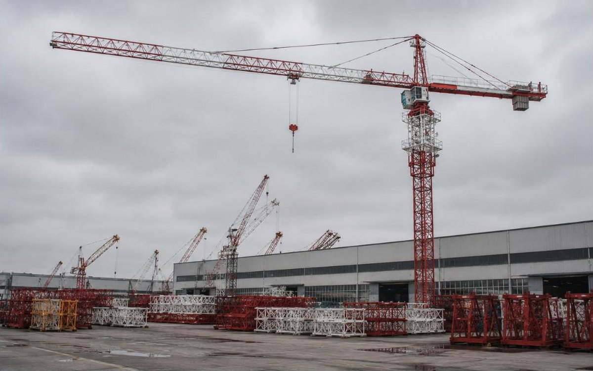 Gruas torre no pátio do fabricante na China, prontas para exportação