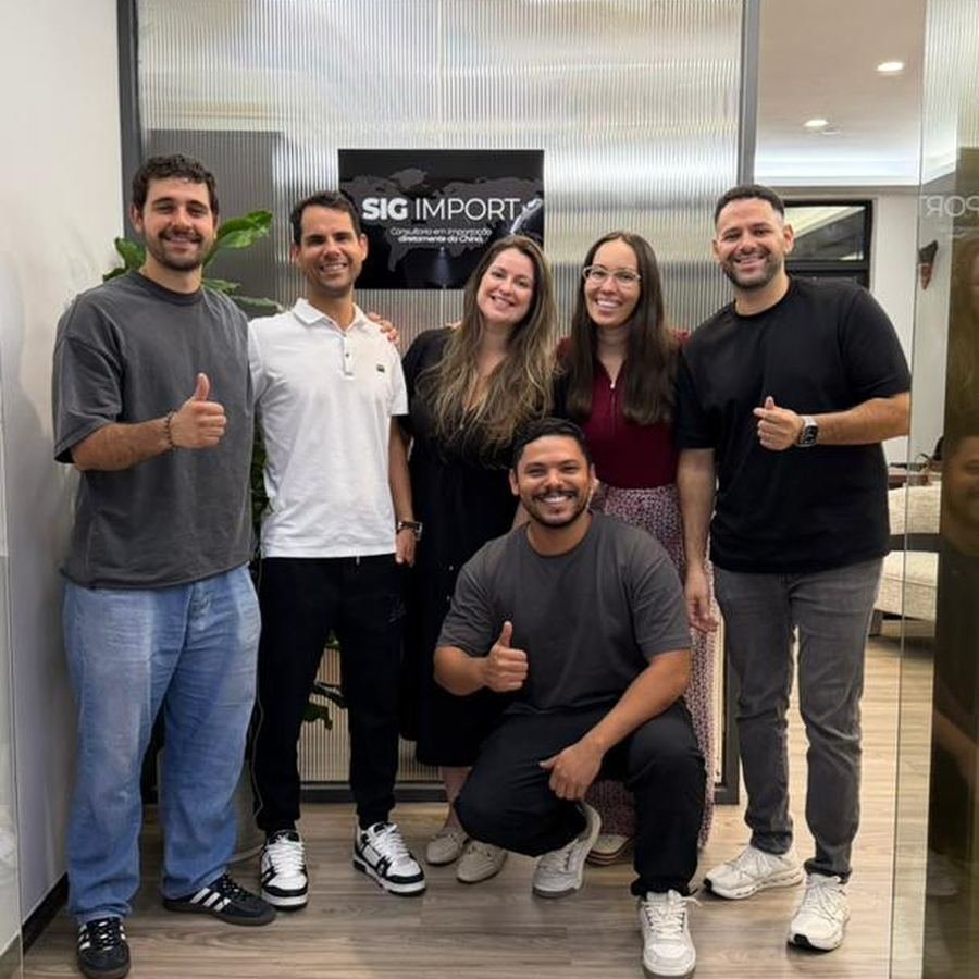 Equipe e clientes na sede