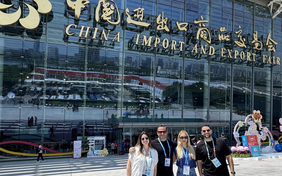 Equipe SIG Import na entrada da Feira de Cantão, em Guangzhou