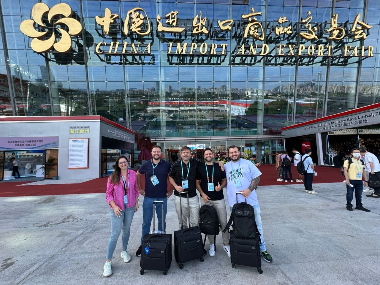 Grupo da missão SIG Import na entrada do complexo da Canton Fair, em Guangzhou