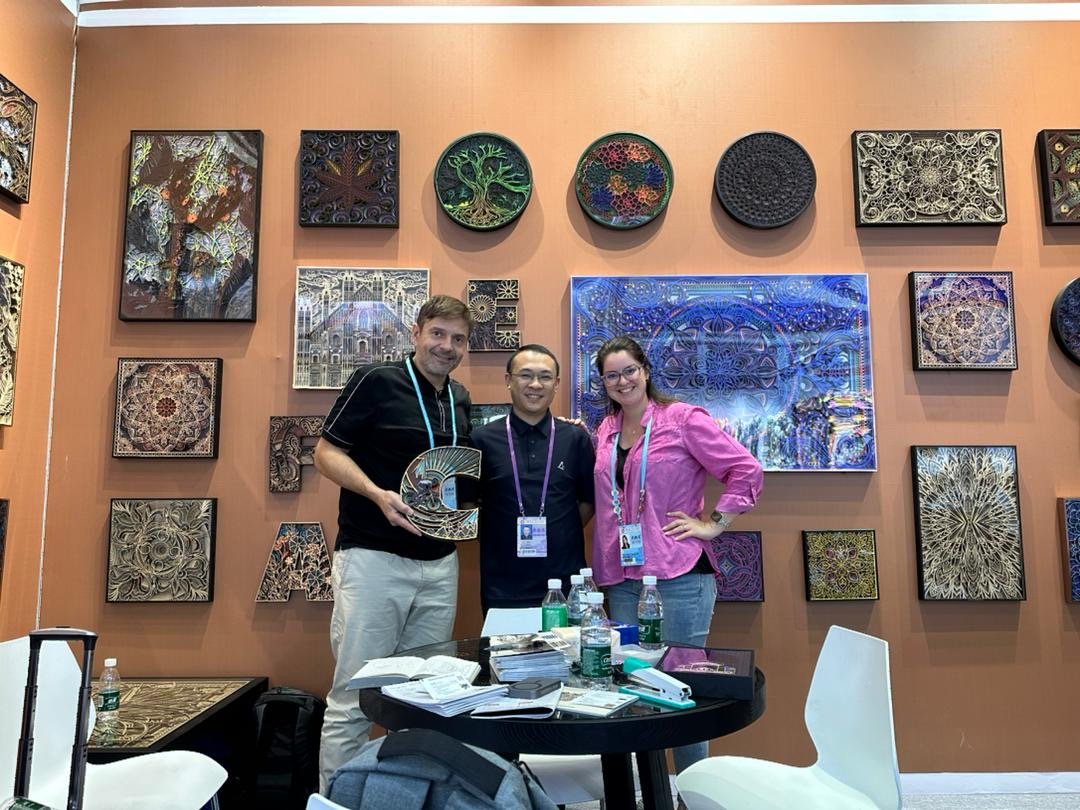 Participantes da missão avaliando uma amostra com o fabricante, no estande da Canton Fair