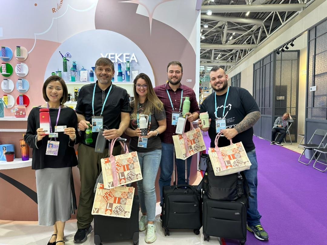 Participantes da missão SIG negociando em um estande da Canton Fair