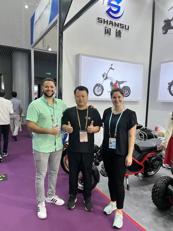Participantes dentro do complexo de Pazhou, com crachá de comprador